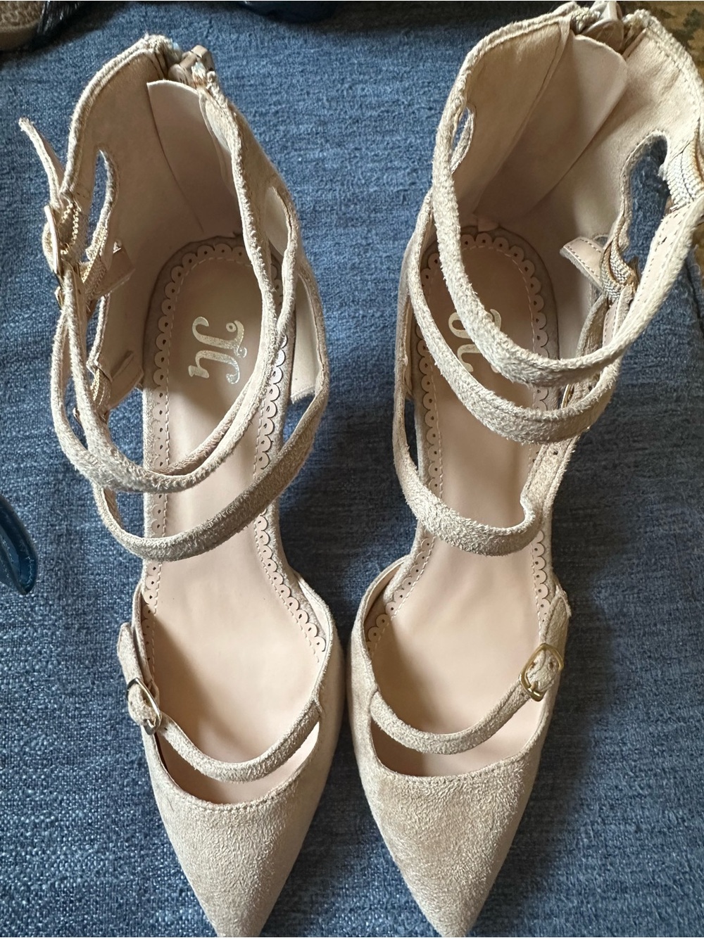 JG (JOURNEE COLLECTION) size 8, BEIGESuede Pointed-Toe Ankle Wrap Heels